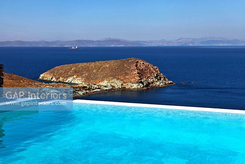 Piscine à débordement et vue sur la côte, Grèce