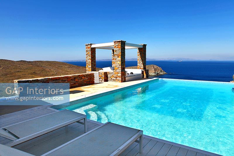 Coin salon et piscine à débordement avec vue sur la mer, Grèce