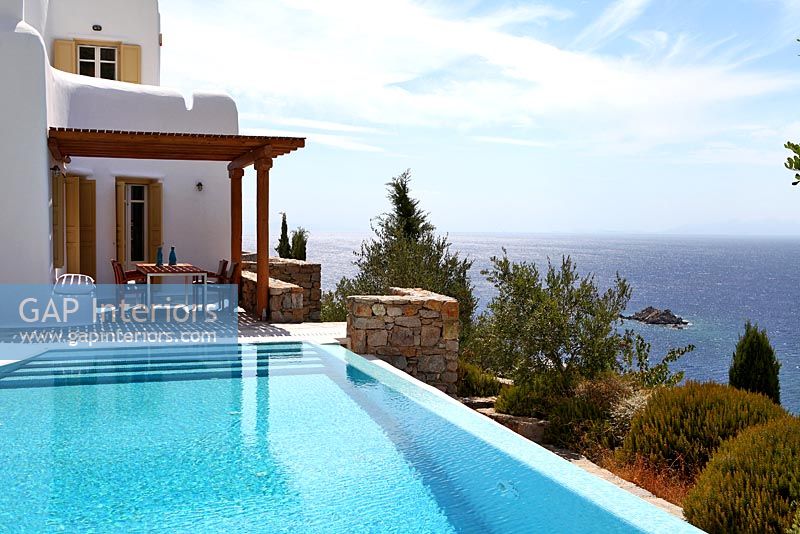 Villa grecque et piscine avec vue mer