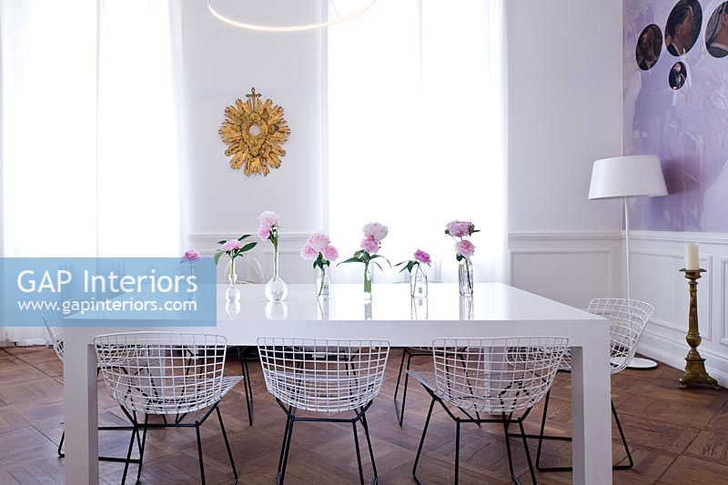Salle à manger contemporaine blanche avec table peinte époxy et chaises Bertoia