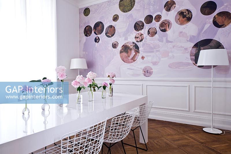 Salle à manger contemporaine blanche avec table peinte époxy