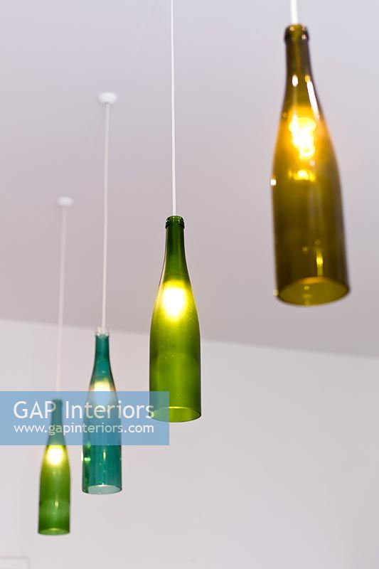 Luminaires suspendus fabriqués à partir de bouteilles de vin d'Alsace recyclées