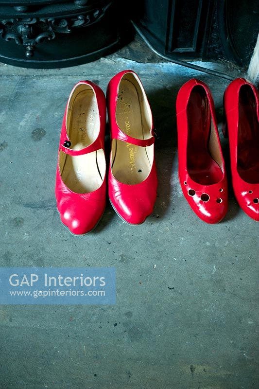 Chaussures rouges sur le foyer