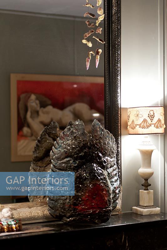 Lampe vintage ornée de dentelle et miroir avec sculpture moderne par Thierry Breton