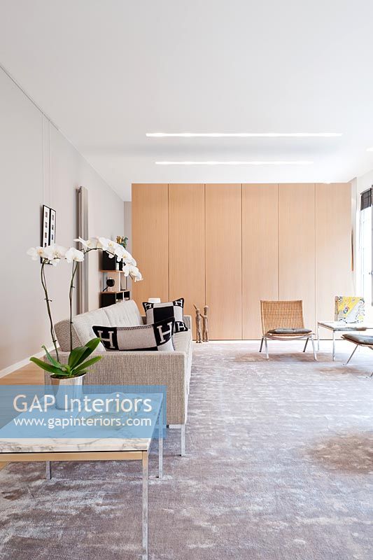 Salon contemporain ouvert avec des meubles design