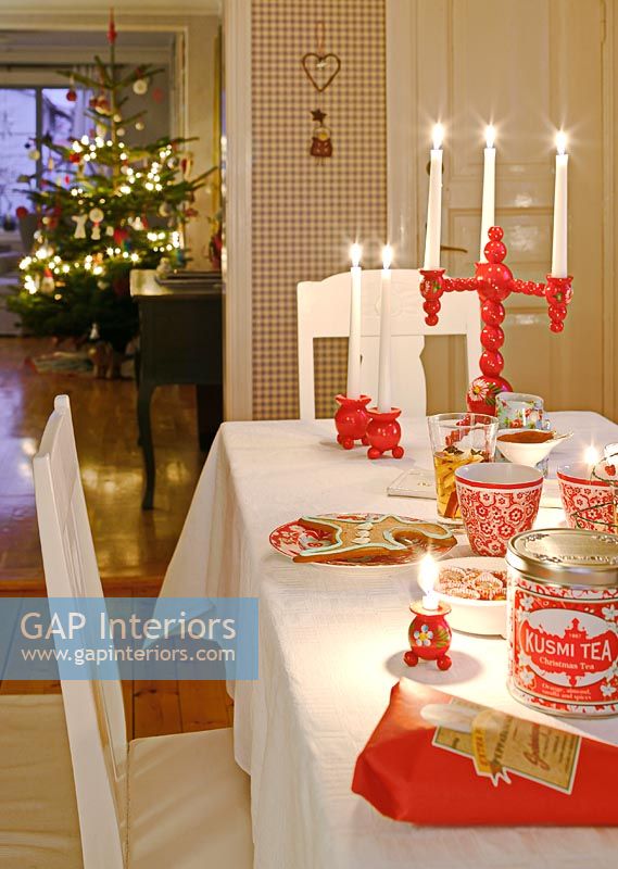Table de cuisine avec des plats de Noël suédois traditionnel