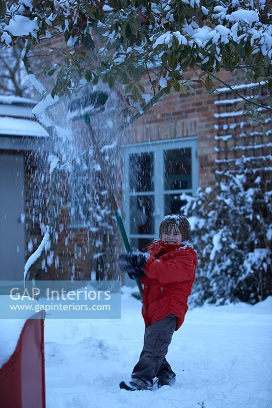 Garçon jouant dans la neige
