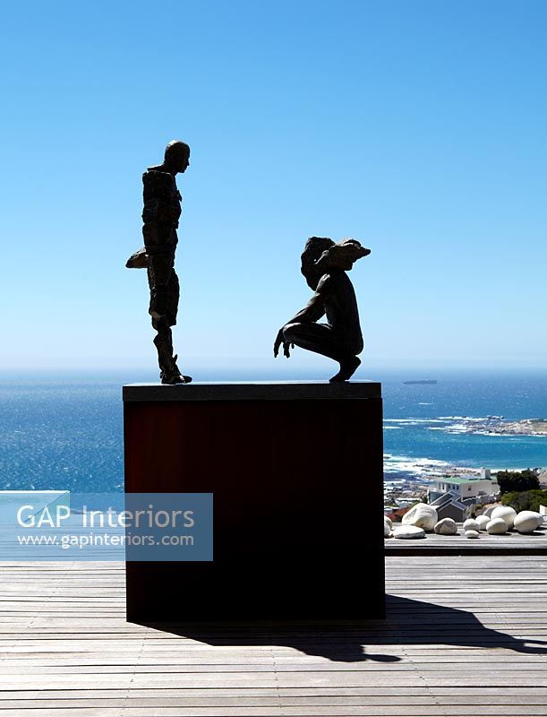 Sculpture contemporaine surplombant la mer
