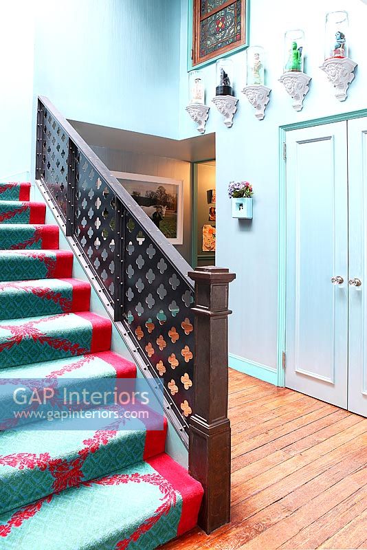 Tapis coloré dans les escaliers