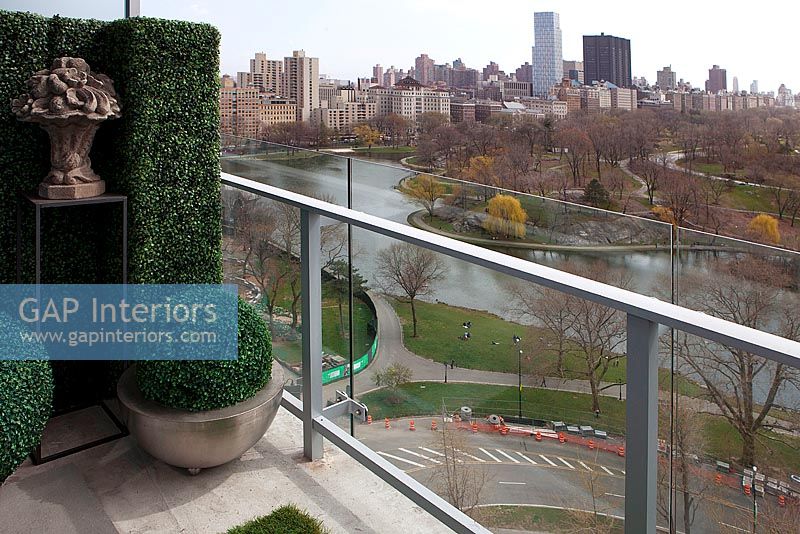Balcon minimal avec vue sur Central Park