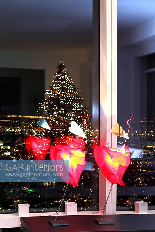 Éclairage moderne et arbre de Noël reflété dans la fenêtre