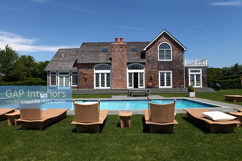 Maison classique et jardin avec piscine