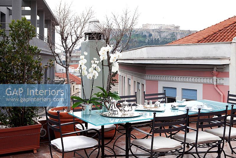 Terrasse sur le toit moderne avec vue sur Athènes