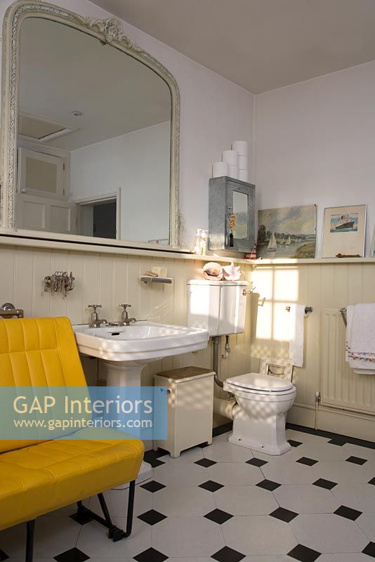 Salle de bain de style rustique avec des meubles vintage