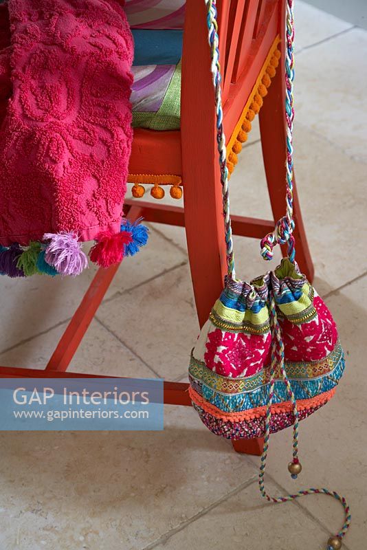 Chaise recyclée avec accessoires colorés