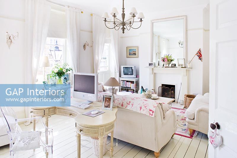 Salon blanc avec coiffeuse vintage et canapés en lin