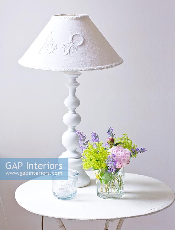 Lampe blanche et fleurs sur table vintage