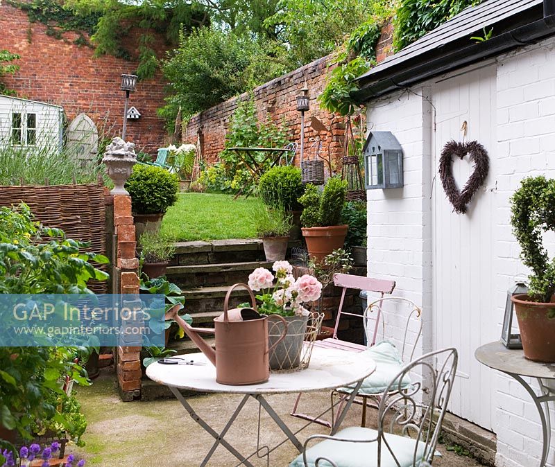 Petite cour et jardin avec mobilier vintage
