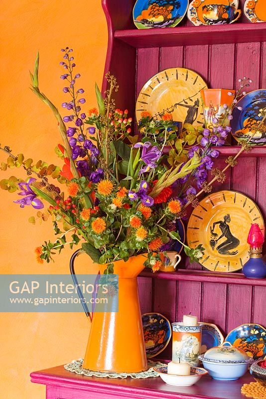 Cruche en émail avec des fleurs colorées