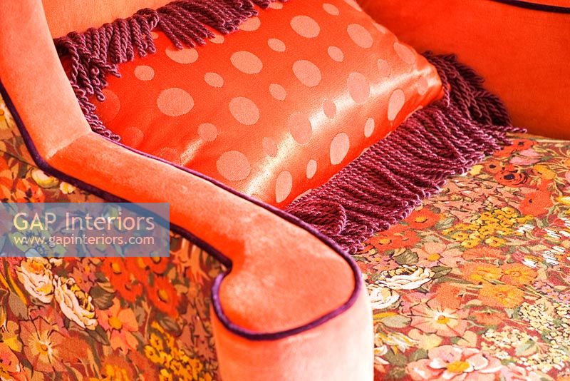 Détail fauteuil orange à motifs