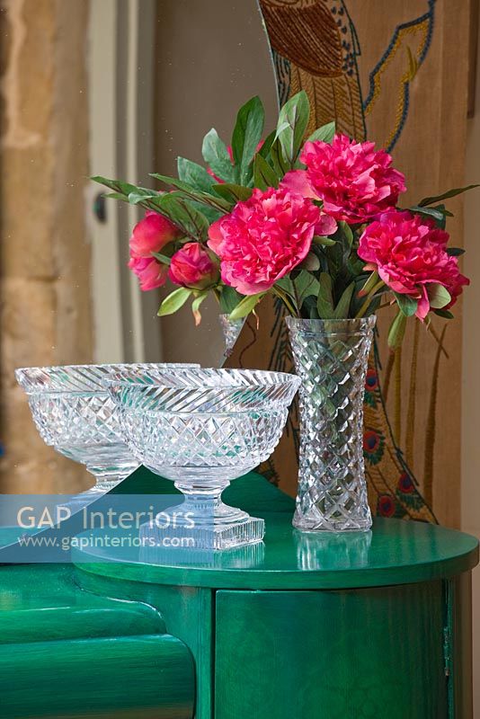 Fleurs de pivoine rouge dans un vase en cristal antique