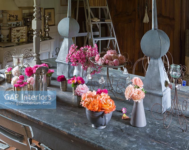 Table de ferme vintage avec affichage floral