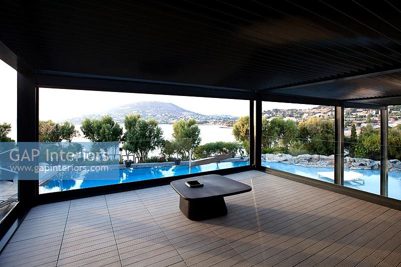 Terrasse couverte donnant sur une piscine de luxe