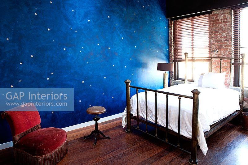Chambre avec mobilier vintage et fresque du ciel nocturne