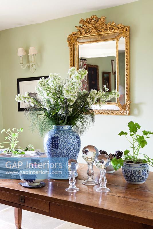 Fleurs et plantes d'intérieur dans des vases orientaux