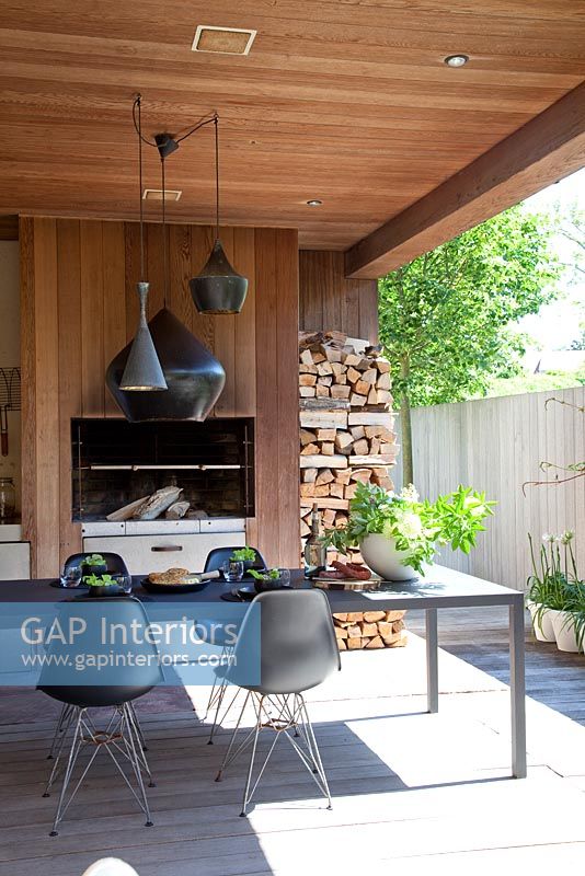 Terrasse en bois moderne avec cheminée