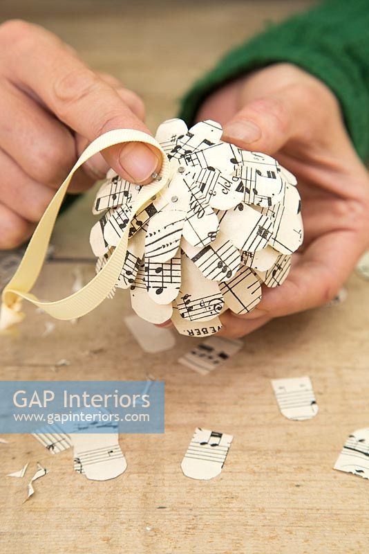 Guide étape par étape pour la fabrication de cônes en papier à l'aide de feuilles de musique - Fixation du ruban