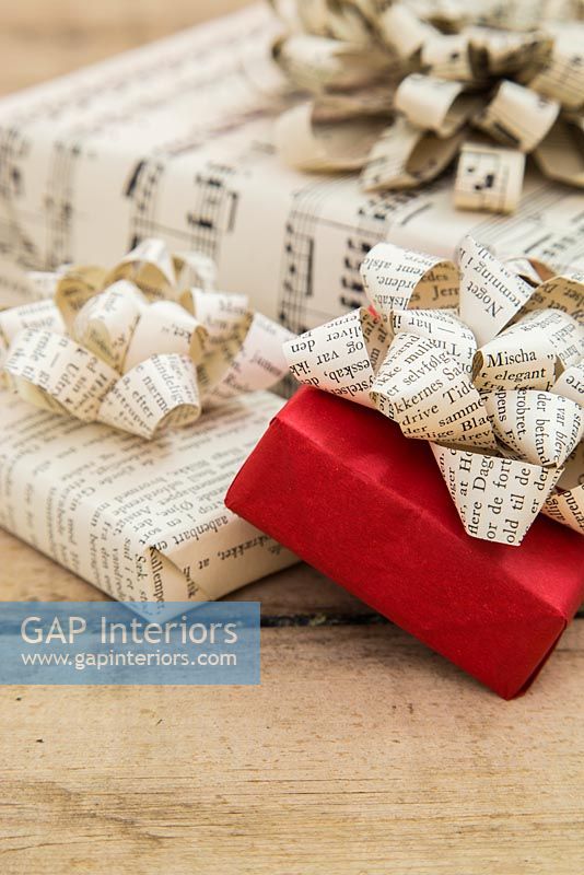 Création d'une décoration simple d'emballage de Noël à l'aide de vieilles pages de livre - arcs finis sur les cadeaux