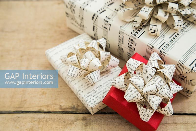 Création d'une décoration simple d'emballage de Noël à l'aide de vieilles pages de livre - arcs finis sur les cadeaux