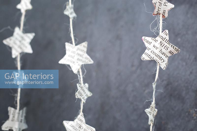 Création d'une décoration de Noël simple à l'aide de journaux et de ficelles - décorations finies