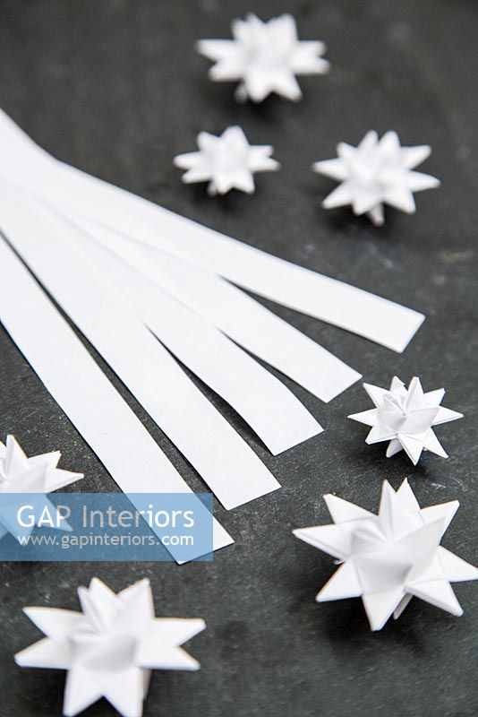 Utilisation de bandes de papier pour créer des décorations en forme d'étoile - matériaux nécessaires