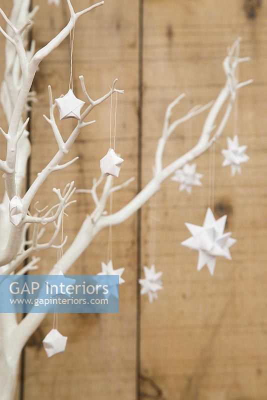 Utilisation de bandes de papier pour créer des décorations en forme d'étoile - étoiles finies