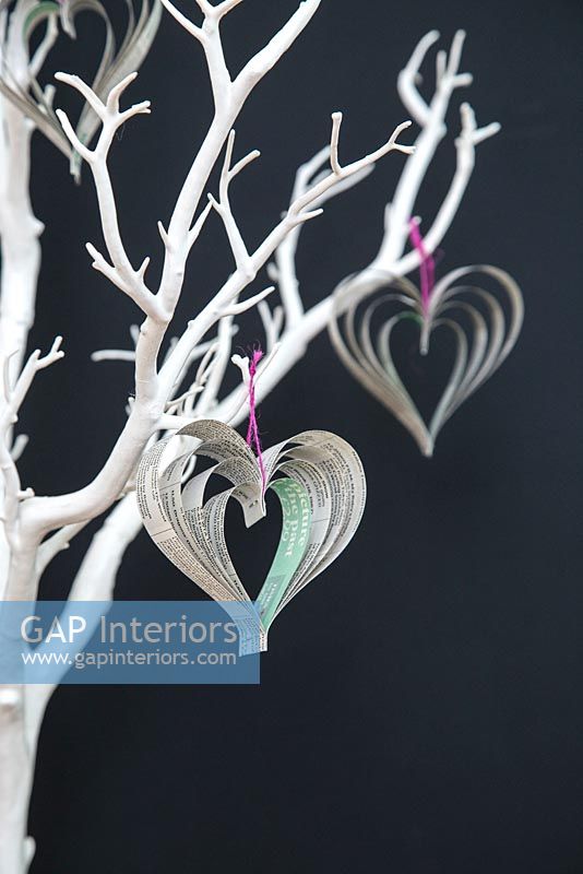 Création d'une décoration en forme de coeur en utilisant du papier journal et du fil coloré - coeurs finis