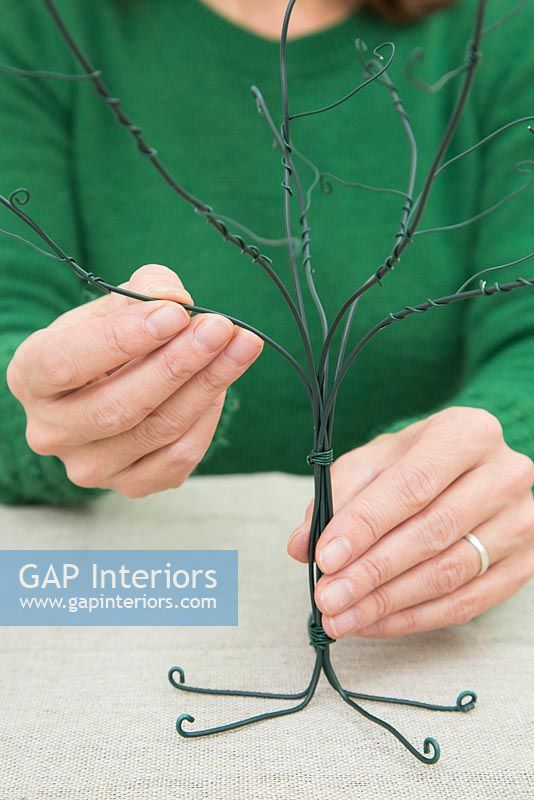 Utiliser du coton et du fil de jardin pour créer un arbre de Noël - Plier les branches pour les façonner