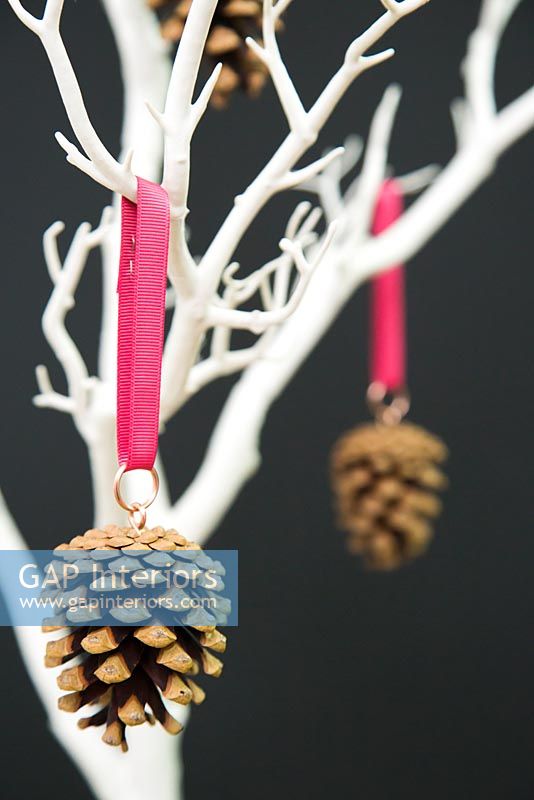 Faire des décorations de Noël avec des pommes de pin et du ruban - décorations finies