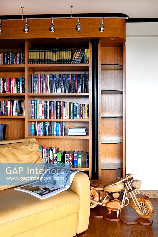 Bibliothèque en bois moderne dans le salon