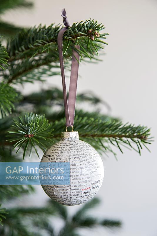 Créez une simple boule de Noël à l'aide de papier journal - décoration terminée