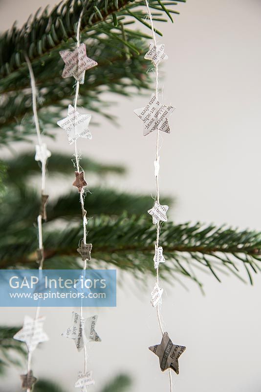 Création d'une décoration de Noël simple à l'aide de journaux et de ficelles - décorations finies