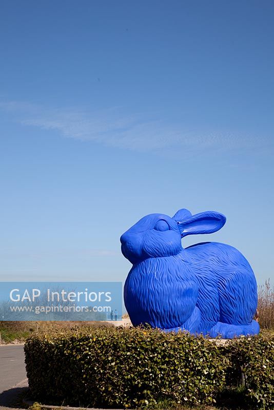 Sculpture de lapin bleu