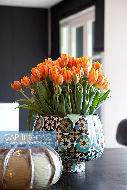 Tulipes dans un vase à motifs
