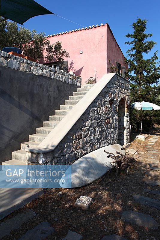 Des escaliers en pierre jusqu'à la villa