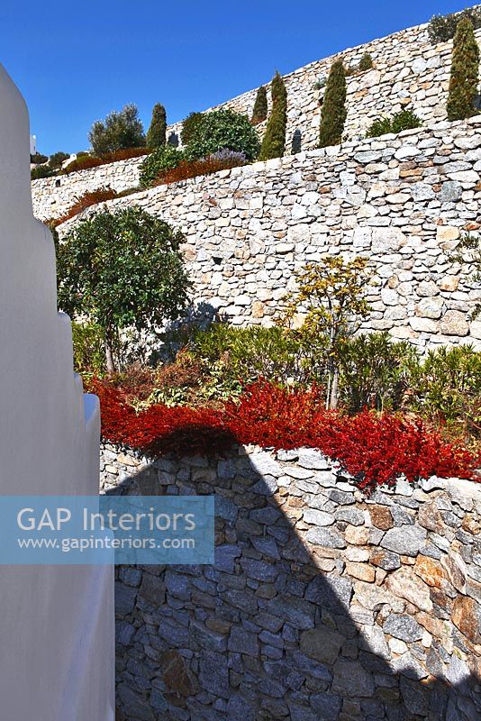 Murs en pierre traditionnels dans un jardin en terrasse