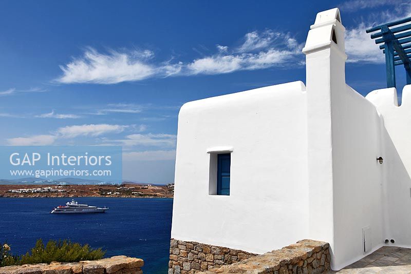 Maison grecque traditionnelle avec vue sur la mer