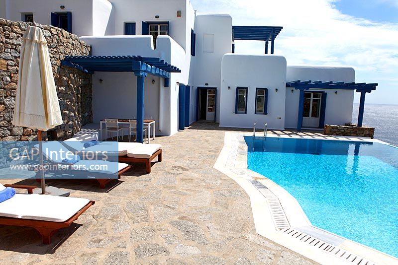 Maison grecque traditionnelle et piscine