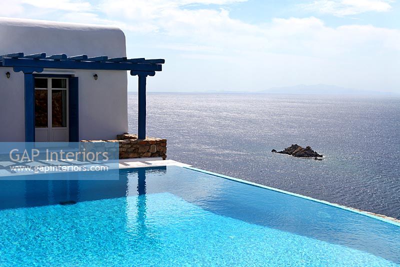 Maison grecque traditionnelle et piscine avec vue sur la mer