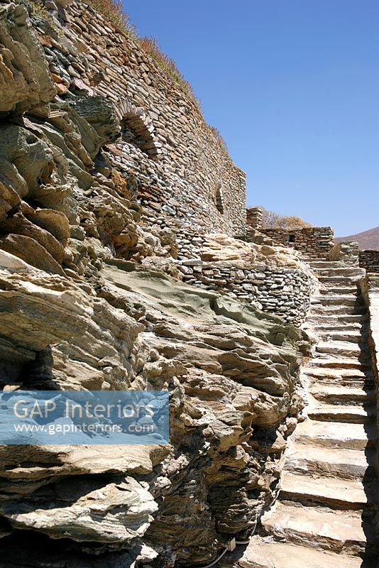 Escaliers en pierre à travers le jardin de rocaille